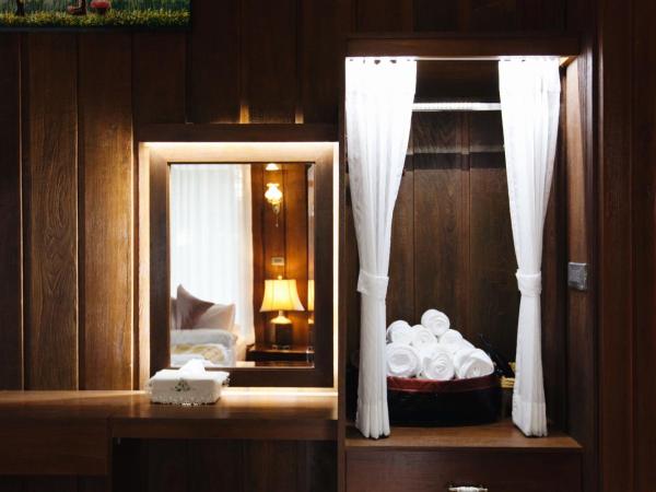 Baansuwanburi - บ้านสุวรรณบุรี : photo 5 de la chambre chambre lit king-size - vue sur Étang et jardin
