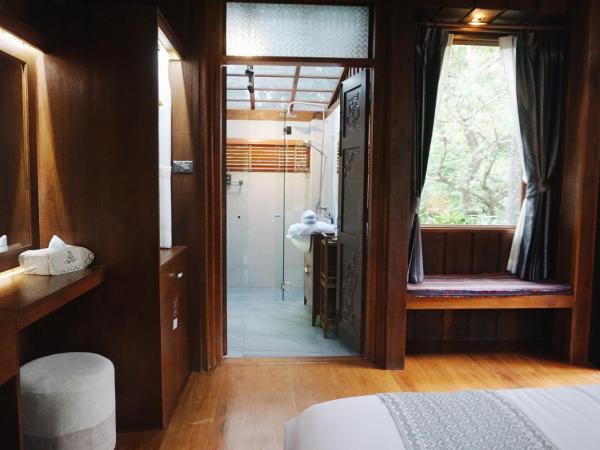 Baansuwanburi - บ้านสุวรรณบุรี : photo 4 de la chambre chambre lit king-size - vue sur Étang et jardin