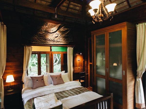 Baansuwanburi - บ้านสุวรรณบุรี : photo 6 de la chambre chambre lit queen-size - vue sur Étang et piscine