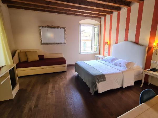 Hotel Piazza Vecchia : photo 1 de la chambre chambre familiale avec balcon