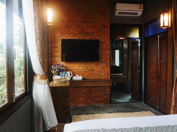 Baansuwanburi - บ้านสุวรรณบุรี : photo 5 de la chambre chambre lit king-size - vue sur jardin