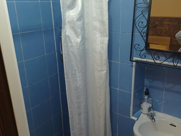 Hostal Forest : photo 3 de la chambre chambre lits jumeaux avec salle de bains privative