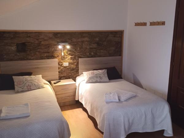 Hostal Forest : photo 5 de la chambre chambre lits jumeaux avec salle de bains privative