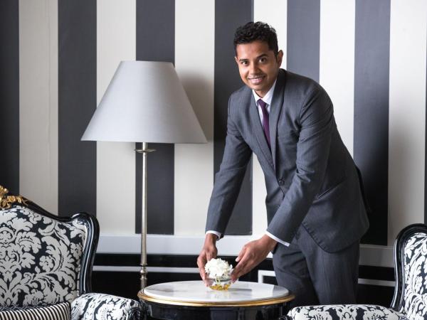 Jumeirah Emirates Towers Dubai : photo 4 de la chambre suite présidentielle avec accès direct au musée du futur, plage privée gratuite, petit-déjeuner, goûter signature, apéritif, rafraîchissements sans alcool et canapés