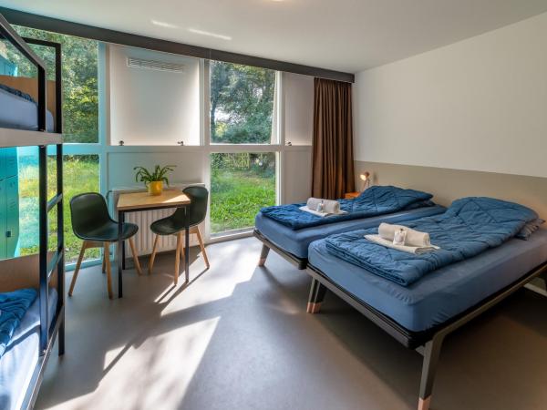 Stayokay Hostel Haarlem : photo 3 de la chambre chambre familiale quadruple avec salle de bains privative et douche