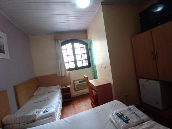 Hotel Pousada Viana : photo 3 de la chambre chambre triple avec salle de bains privative