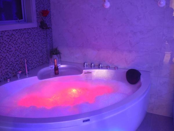 Newlands Court Motel : photo 1 de la chambre studio premium avec baignoire spa