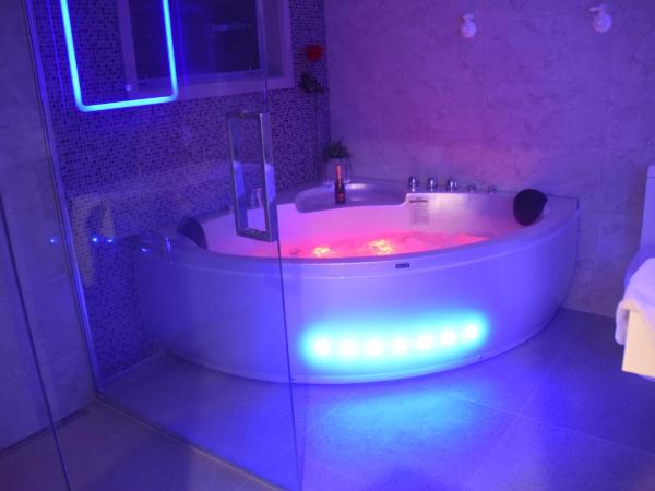 Newlands Court Motel : photo 2 de la chambre studio premium avec baignoire spa