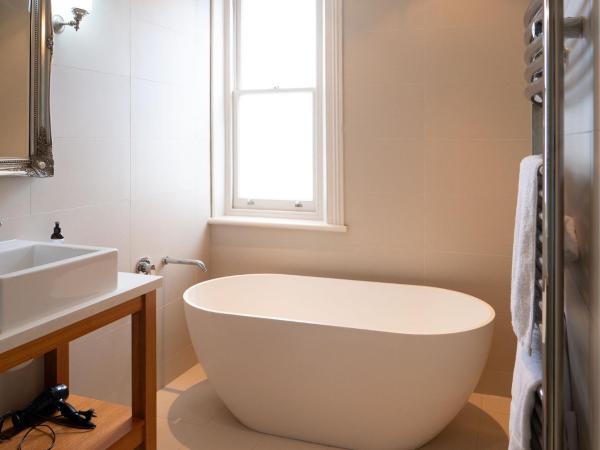 Old Bishop's Quarters Heritage, Modern & Unique Accommodation : photo 7 de la chambre two-bedroom apartment with sea view - old housekeepers