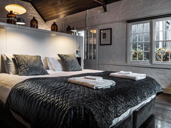 Old Bishop's Quarters Heritage, Modern & Unique Accommodation : photo 1 de la chambre two-bedroom apartment with courtyard - school house