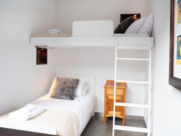 Old Bishop's Quarters Heritage, Modern & Unique Accommodation : photo 6 de la chambre two-bedroom apartment with courtyard - school house