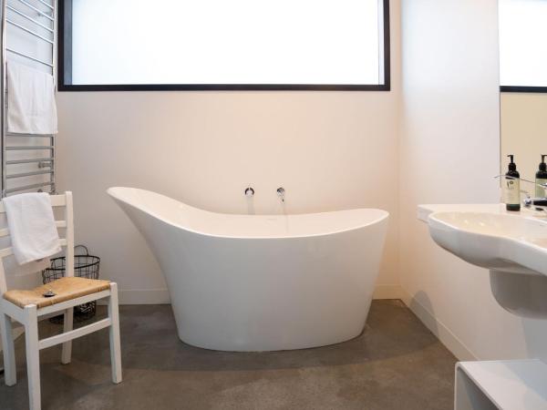 Old Bishop's Quarters Heritage, Modern & Unique Accommodation : photo 7 de la chambre two-bedroom apartment with courtyard - school house