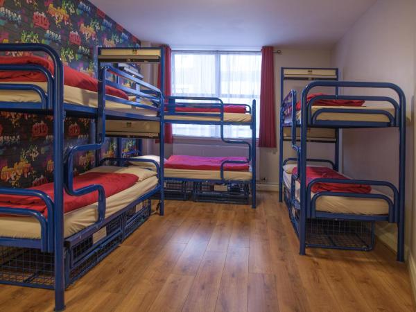 Abigail's Hostel : photo 2 de la chambre 1 lit dans un dortoir de 6 lits avec salle de bains