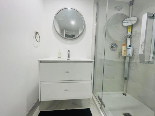 MT house : photo 5 de la chambre chambre double avec salle de bains privative