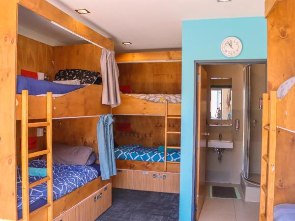 Adventure Queenstown Hostel : photo 4 de la chambre lit dans dortoir mixte de 6 lits avec salle de bains privative