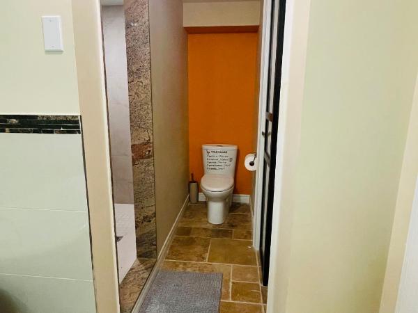 MT house : photo 5 de la chambre chambre lit queen-size avec salle de bains commune