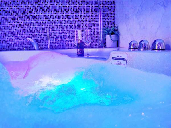 Newlands Court Motel : photo 10 de la chambre studio premium avec baignoire spa