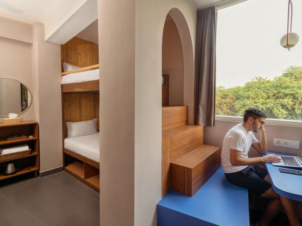 Minimalist Poshtel & Suites : photo 2 de la chambre chambre lits jumeaux avec balcon