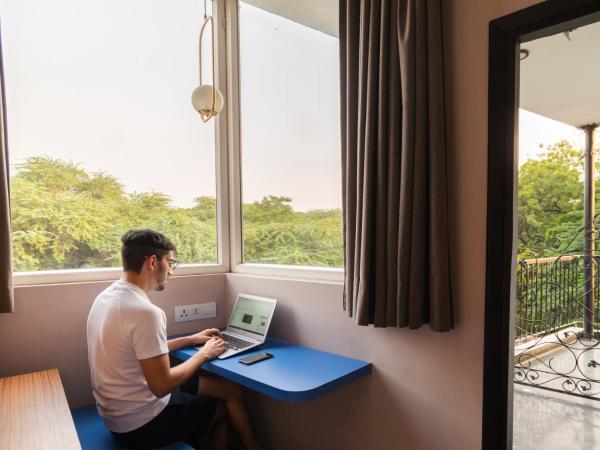 Minimalist Poshtel & Suites : photo 3 de la chambre chambre lits jumeaux avec balcon