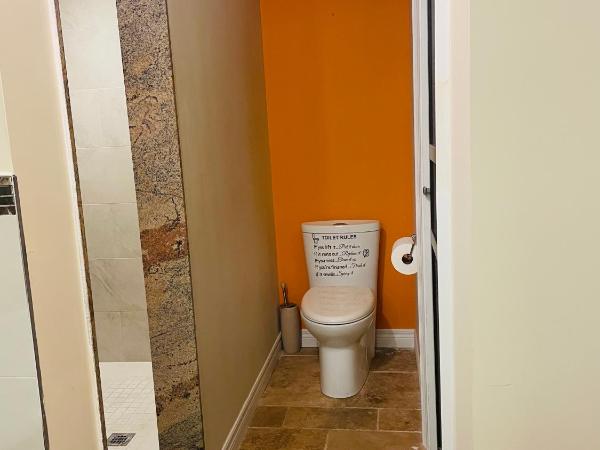 MT house : photo 9 de la chambre chambre lit queen-size avec salle de bains commune