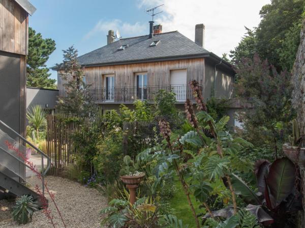 chambre d'hôte et gîte du jardin des corsaires : photo 1 de la chambre chambre double - vue sur jardin