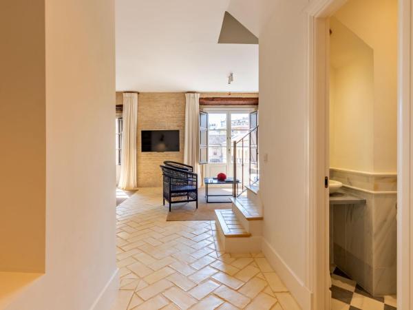 Real Casa de la Moneda Deluxe Apartments : photo 5 de la chambre appartement avec balcon