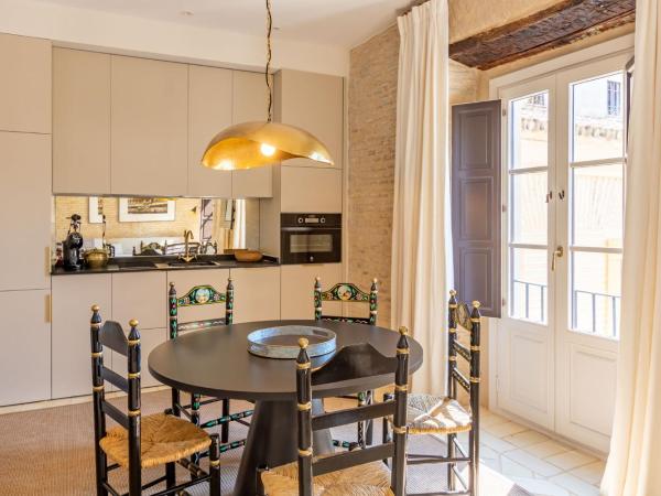 Real Casa de la Moneda Deluxe Apartments : photo 3 de la chambre appartement avec balcon