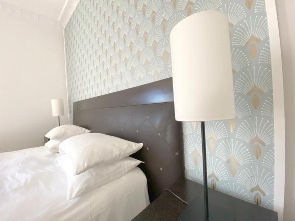 La Villa Paris - B&B : photo 3 de la chambre chambre lit king-size avec baignoire spa