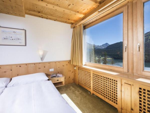 Chesa Languard : photo 4 de la chambre chambre double – vue sur lac