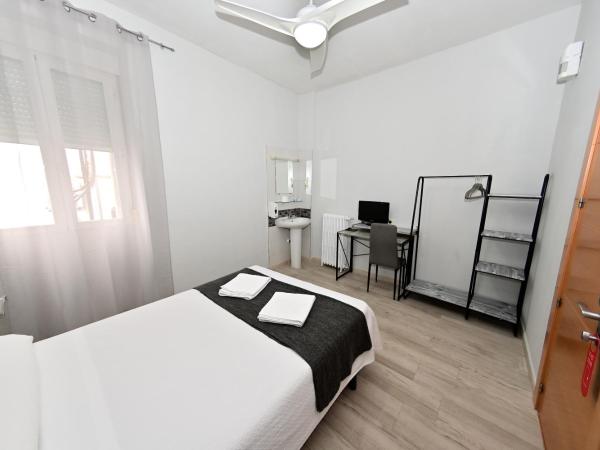 Hostal Falfes : photo 2 de la chambre chambre double ou lits jumeaux avec salle de bains commune