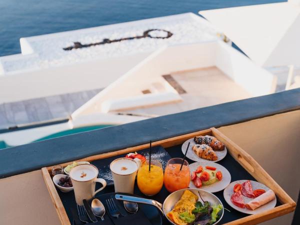 Santorini Secret Premium : photo 1 de la chambre suite maisonnette avec jacuzzi extérieur - vue sur caldera