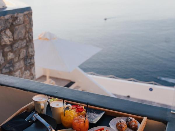 Santorini Secret Premium : photo 2 de la chambre suite maisonnette avec jacuzzi extérieur - vue sur caldera