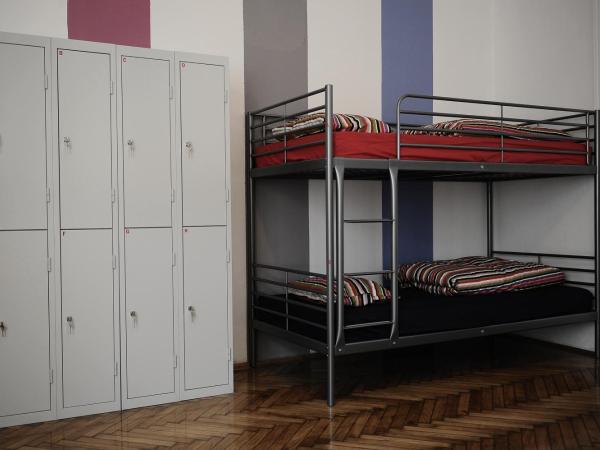 Westend Hostel : photo 2 de la chambre lit simple dans dortoir féminin de 3 lits