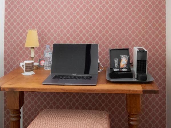 Hotel de Charme La Bonne Adresse - Logis hotels : photo 6 de la chambre chambre double ou lits jumeaux avec salle de bains privative