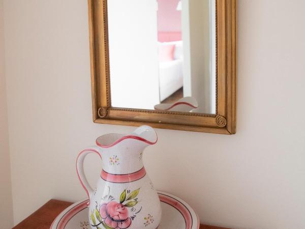 Hotel de Charme La Bonne Adresse - Logis hotels : photo 7 de la chambre chambre double ou lits jumeaux avec salle de bains privative