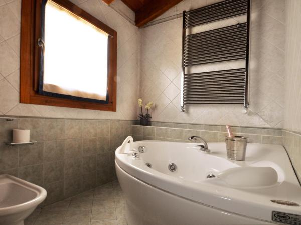 Locanda Baraca : photo 2 de la chambre suite lit king-size avec baignoire spa