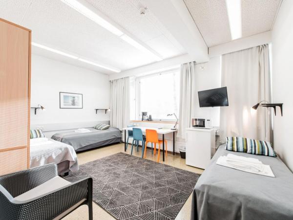 Forenom Hostel Espoo Otaniemi : photo 1 de la chambre chambre triple basique avec salle de bains commune