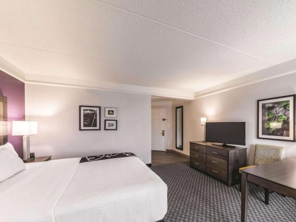 La Quinta by Wyndham Austin Airport : photo 3 de la chambre chambre lit king-size avec douche accessible en fauteuil roulant - adaptée aux personnes malentendantes/à mobilité réduite - non-fumeurs