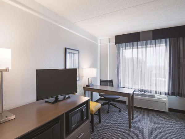 La Quinta by Wyndham Austin Airport : photo 3 de la chambre chambre avec 2 lits doubles et baignoire - accessible aux personnes à mobilité réduite/malentendantes - non-fumeurs