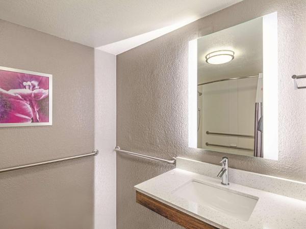 La Quinta by Wyndham Austin Airport : photo 4 de la chambre chambre avec 2 lits doubles et baignoire - accessible aux personnes à mobilité réduite/malentendantes - non-fumeurs