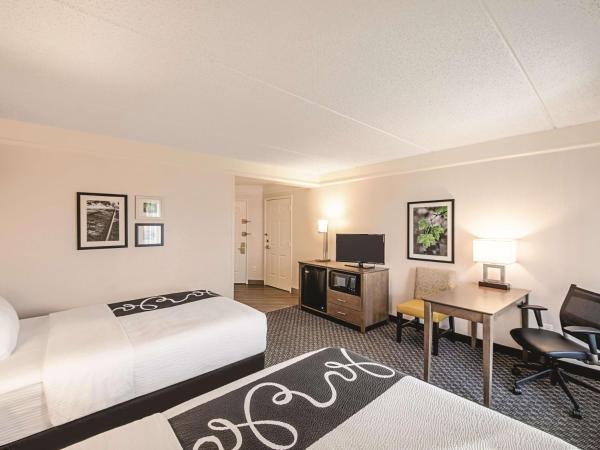 La Quinta by Wyndham Austin Airport : photo 1 de la chambre chambre avec 2 lits doubles et baignoire - accessible aux personnes à mobilité réduite/malentendantes - non-fumeurs