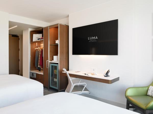 LUMA Hotel San Francisco - #1 Hottest New Hotel in the US 2023 : photo 8 de la chambre chambre premier avec 2 lits queen-size