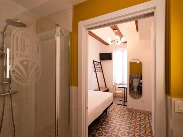 Hotel 19-30 Valencia : photo 9 de la chambre chambre simple avec salle de bains privative