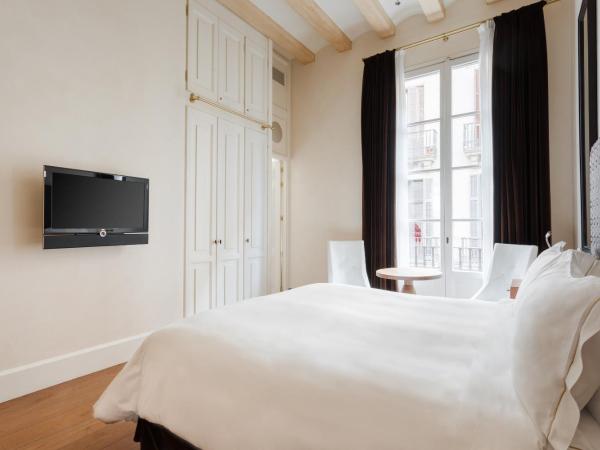 DO Plaa Reial powered by Sonder : photo 4 de la chambre chambre lit king-size avec balcon