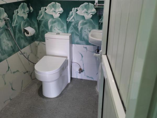 Harry Guest House & Restaurant : photo 5 de la chambre chambre triple deluxe