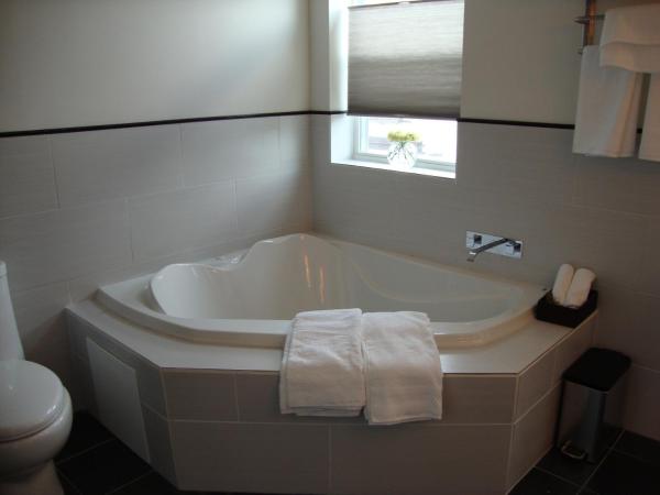 BlancNoir : photo 5 de la chambre chambre lit king-size avec baignoire spa