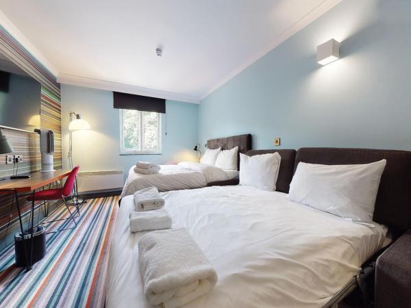 Village Hotel Leeds North : photo 1 de la chambre chambre familiale