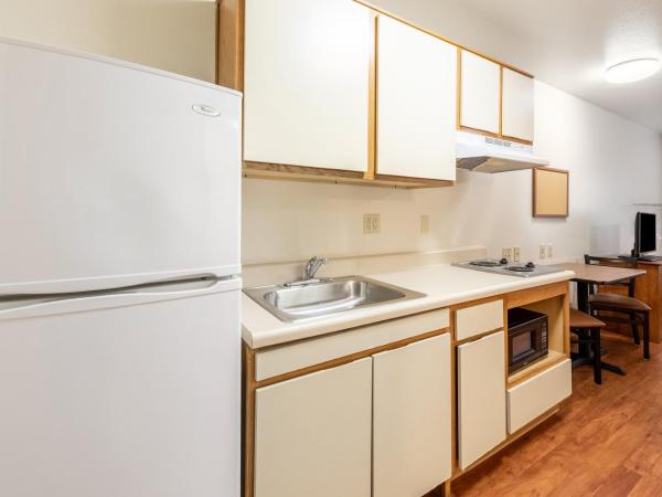 HomeTowne Studios by Red Roof Columbus : photo 8 de la chambre studio one double room disability access non-smoking