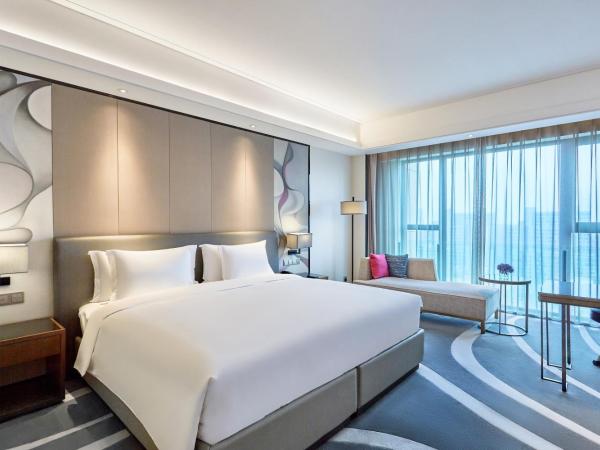 Crowne Plaza Hangzhou Qiantang - The subway can reach the West Lake scenic area as well as the airport and high-speed rail station, adjacent to Jinsha Lake and Longfor paradise walk : photo 3 de la chambre chambre lit king-size standard - accès au salon