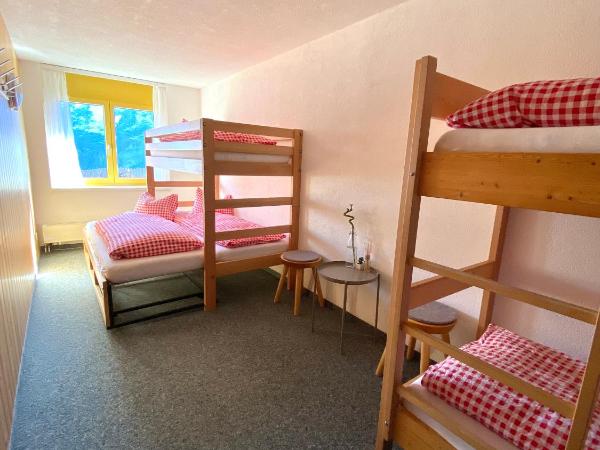 Berggasthaus First - Only Accessible by Cable Car : photo 3 de la chambre chambre multiple avec lit double gigogne